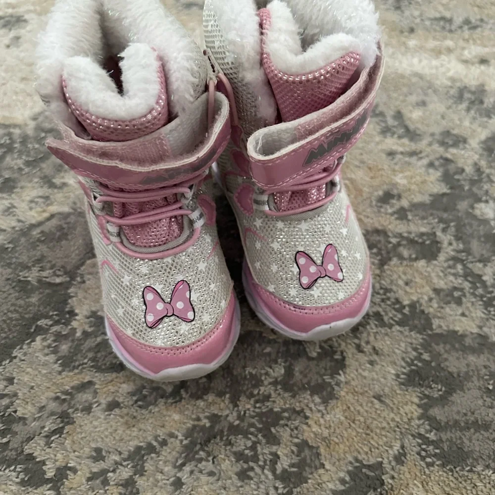 Toddler girls Minnie Mouse light up snow boots